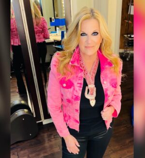 Trisha Yearwood Instagram - Glitter and Glam by @lypservice!!