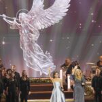 Trisha Yearwood Instagram - Join us TONIGHT as we rock around the #CMAChristmas tree at 8/7c on ABC!! xo 🎄