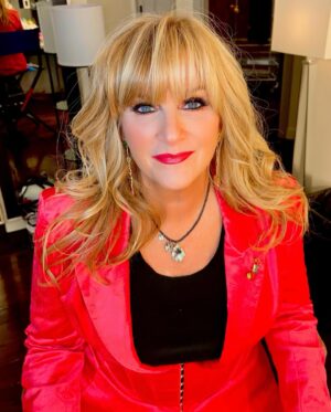 Trisha Yearwood Instagram - Closing out Vegas ‘23 with a bang! 
Special thanks to 
@goodwillglendastyle for the gorgeous blonde balayage,
Ray @wynnlasvegas Salon for the bangin’ haircut, and @lypservice for the glam. Those red lips tho!
Merry Christmas, and love one another! 🎄♥️💚