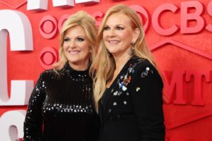 Trisha Yearwood Instagram - Girls night!! 🩵 #CMTAwards