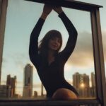Triz Pariz Instagram - pela janela eu vejo fumaça, eu vejo pessoas 📷 @desculpes