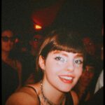 Triz Pariz Instagram - desculpa a falta de foco nas fotos é que todo mundo tava focado na divindade @peggygou_ que estava no palco na nossa frente pertinho de mim meu deus peggy come tô brasilll!!! 🇧🇷