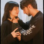 Triz Pariz Instagram - nois se montando de rockeiro pra uma fantasia pq só avisaram dois dias antes que ia ser então pensamos nisso... ROCK ROCKS! 🤘🏼🎸☠️🖤 (ele realmente fez minha make)