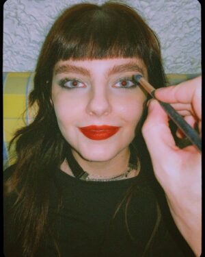 Triz Pariz Instagram - nois se montando de rockeiro pra uma fantasia pq só avisaram dois dias antes que ia ser então pensamos nisso... ROCK ROCKS! 🤘🏼🎸☠️🖤
(ele realmente fez minha make)