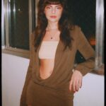 Triz Pariz Instagram – É melhor que fale por nós a nossa vida, que as nossas palavras. 😳
(tava com a mão dura porque tinha acabo de passar esmalte e tava esperando secar)
quem fez meu cabelo e tirou as fotos foi a @alearaujo.o