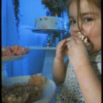 Triz Pariz Instagram - 1. Eu recém saída da cabeleireira 2. Minha sobrinha me escolheu pra acompanhar ela no roubo de doces antes do parabéns 3. Make que eu fiz na minha avó pro aniversário de 90 anos dela 4. Exibindo a tatto das costas e o penteado despojado que fiz sem querer antes de entrar no banho 5. Meu amor desenhando e meu bebeu