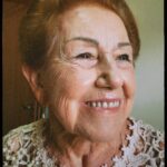 Triz Pariz Instagram - 1. Eu recém saída da cabeleireira 2. Minha sobrinha me escolheu pra acompanhar ela no roubo de doces antes do parabéns 3. Make que eu fiz na minha avó pro aniversário de 90 anos dela 4. Exibindo a tatto das costas e o penteado despojado que fiz sem querer antes de entrar no banho 5. Meu amor desenhando e meu bebeu