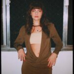 Triz Pariz Instagram – É melhor que fale por nós a nossa vida, que as nossas palavras. 😳
(tava com a mão dura porque tinha acabo de passar esmalte e tava esperando secar)
quem fez meu cabelo e tirou as fotos foi a @alearaujo.o