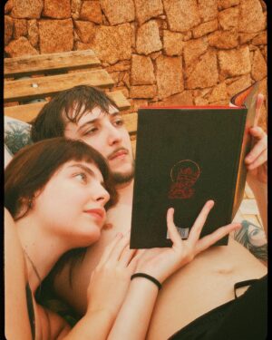 Triz Pariz Instagram - eu na academia bissexual mostrando o pump pra inspirar e receber reconhecimento de quem malha gluteo pq é um SOFRIMENTO (alem de engajar... é duro ser apenas mais um pião neste tabuleiro da vida...)
eu e o @calaaaango lendo coop
piguiça de piguiça
cara de má na academia
breu sopa de macaco
cachorro de um vizinho
cora maluca