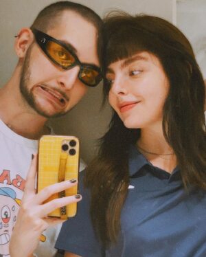 Triz Pariz Instagram - oi! tô ausente aqui porque semana passada fiquei estudando num curso intensivo e essa estou de mudança, muita correria, muitas coisas novas, eu tô amando hihi (olha a cora na segunda foto, ela ta onde ela ficava no sofá mas nao tinha mais sofa kkkk)
nesse tempo também aproveitei pra fazer a manutenção do megahair com a @alearaujo.o e fiz um bolo! ❤️‍🩹