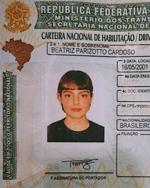 Triz Pariz Instagram - oi! tô ausente aqui porque semana passada fiquei estudando num curso intensivo e essa estou de mudança, muita correria, muitas coisas novas, eu tô amando hihi (olha a cora na segunda foto, ela ta onde ela ficava no sofá mas nao tinha mais sofa kkkk)
nesse tempo também aproveitei pra fazer a manutenção do megahair com a @alearaujo.o e fiz um bolo! ❤️‍🩹