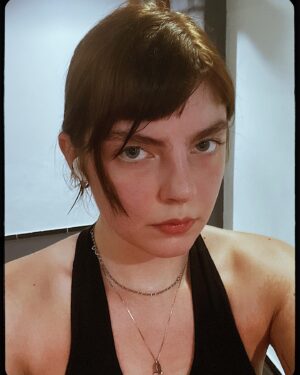 Triz Pariz Instagram - eu na academia bissexual mostrando o pump pra inspirar e receber reconhecimento de quem malha gluteo pq é um SOFRIMENTO (alem de engajar... é duro ser apenas mais um pião neste tabuleiro da vida...)
eu e o @calaaaango lendo coop
piguiça de piguiça
cara de má na academia
breu sopa de macaco
cachorro de um vizinho
cora maluca
