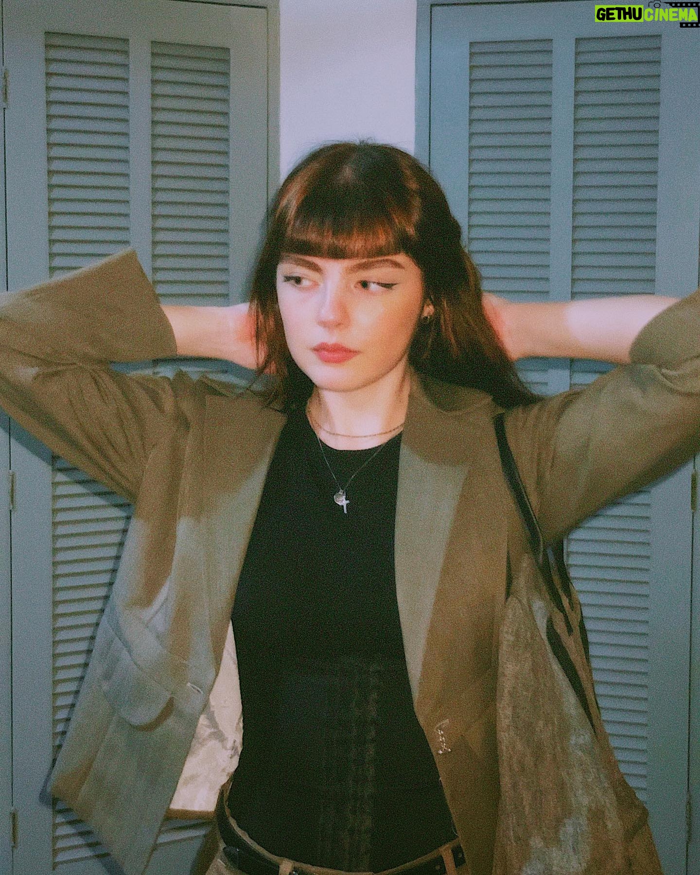 Triz Pariz Instagram - look sai do trabalho e fui pro role (é engraçado pois estou sem carteira assinada) 👁️ 📷 @calaaaango na captura 🪡 blazer que ficou pra mim da minha falecida avó cida