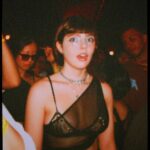 Triz Pariz Instagram - desculpa a falta de foco nas fotos é que todo mundo tava focado na divindade @peggygou_ que estava no palco na nossa frente pertinho de mim meu deus peggy come tô brasilll!!! 🇧🇷