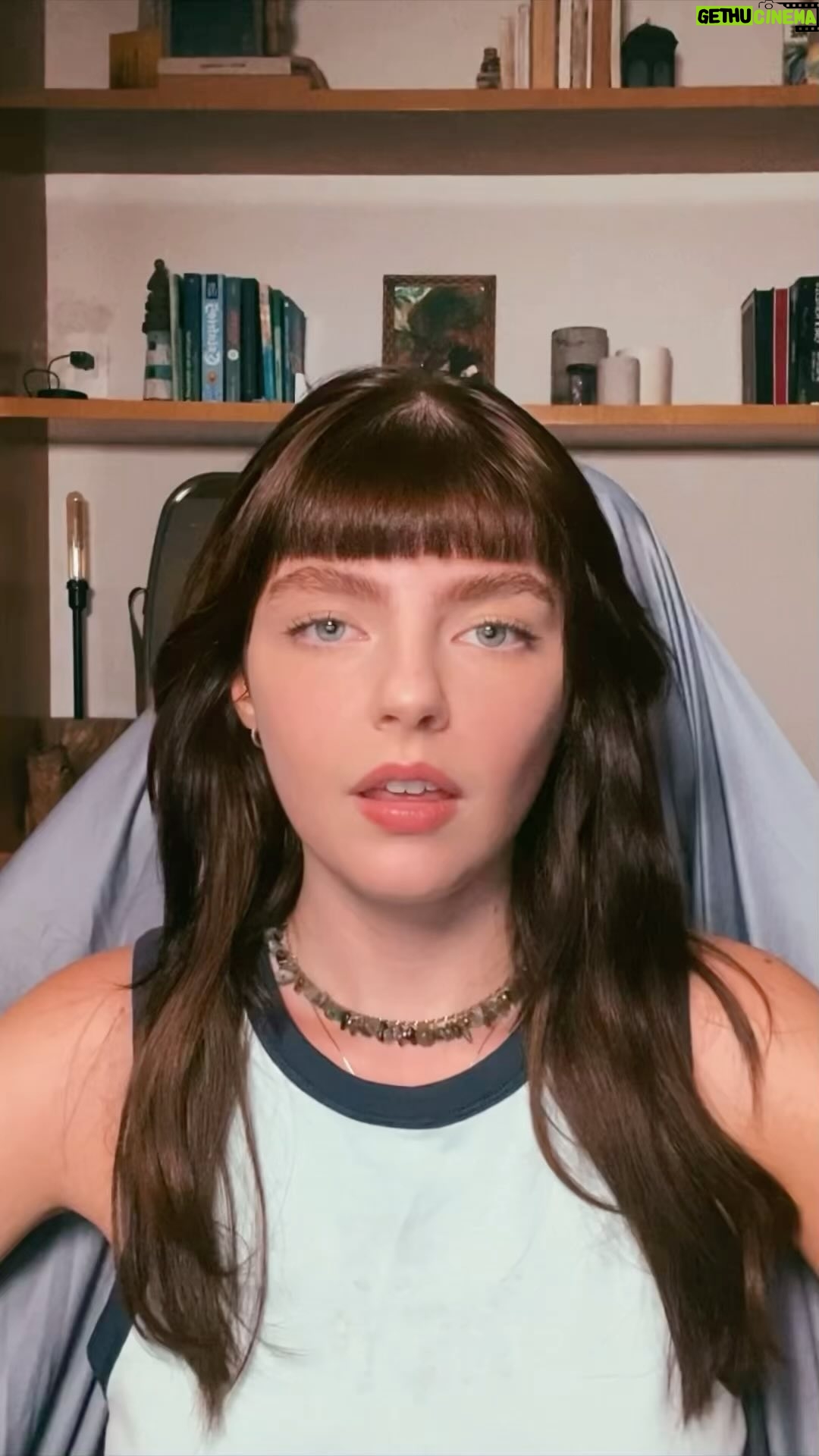 Triz Pariz Instagram - essa sou eu fazendo um penteado maneiro enquanto conto as novidades zikas da nova temporada de Fortnite! Com a temática mitologia grega e uma parceria com Avatar, a lenda de Korra, sua gameplays vai ficar mais irada ainda! @fortnite.br.oficial #Publi #FortniteChapter5Season2