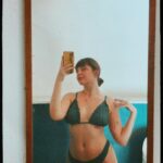 Triz Pariz Instagram - eu no meu lugar favorito usando biquíni da minha mãe