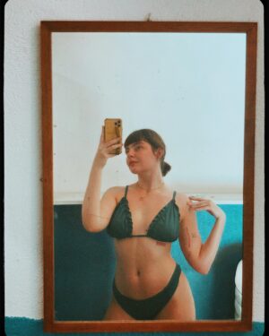 Triz Pariz Instagram - eu no meu lugar favorito usando biquíni da minha mãe