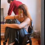 Triz Pariz Instagram – 1) estica estica! (pra quem ta tendo um devaju é pq tô republicando essa imagem ja que a foto seguinte do post antigo começou a me deixar louca entao tive q apagar)
2) me sentindo de novo com 13 anos de cabelo longo
3) minha mão mto lacruda
4) meu namorado que conseguiu ficar LINDO careca
5) eu me lembrando do preço abundante de todas as verdades
