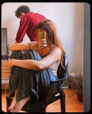 Triz Pariz Instagram - 1) estica estica! (pra quem ta tendo um devaju é pq tô republicando essa imagem ja que a foto seguinte do post antigo começou a me deixar louca entao tive q apagar)
2) me sentindo de novo com 13 anos de cabelo longo
3) minha mão mto lacruda
4) meu namorado que conseguiu ficar LINDO careca
5) eu me lembrando do preço abundante de todas as verdades