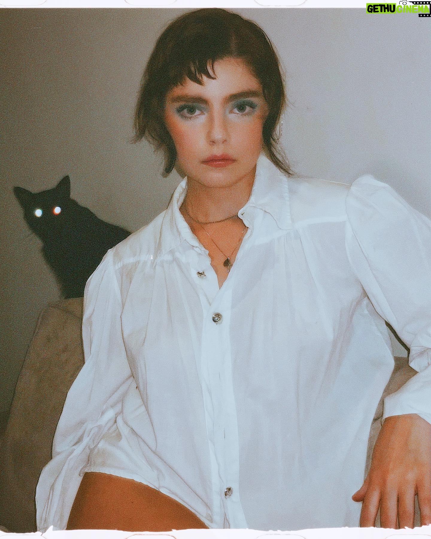 Triz Pariz Instagram - na primeira estamos assombrados e a segunda parece muito foto de mãe
