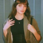 Triz Pariz Instagram - look sai do trabalho e fui pro role (é engraçado pois estou sem carteira assinada) 👁️ 📷 @calaaaango na captura 🪡 blazer que ficou pra mim da minha falecida avó cida