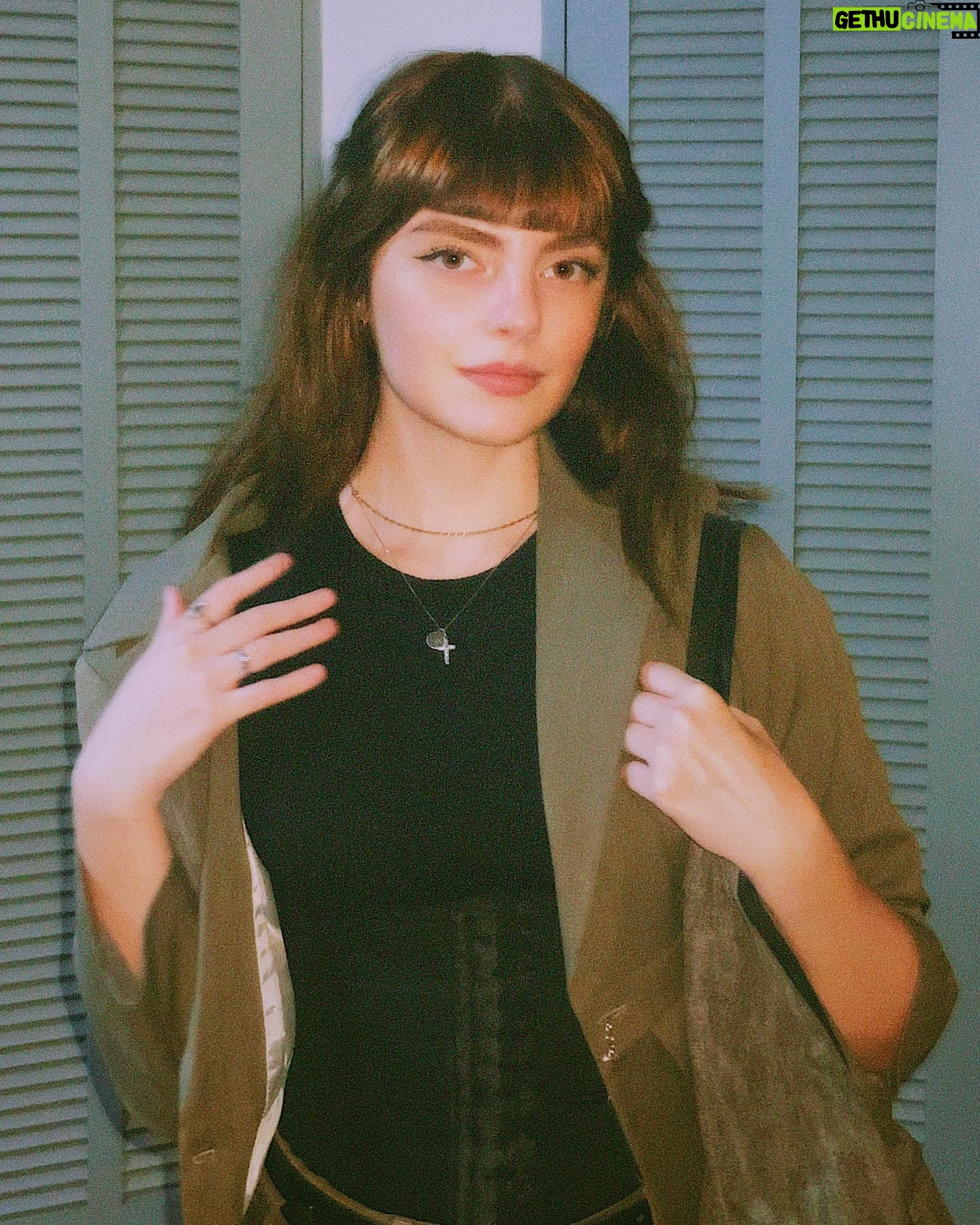 Triz Pariz Instagram - look sai do trabalho e fui pro role (é engraçado pois estou sem carteira assinada) 👁️ 📷 @calaaaango na captura 🪡 blazer que ficou pra mim da minha falecida avó cida