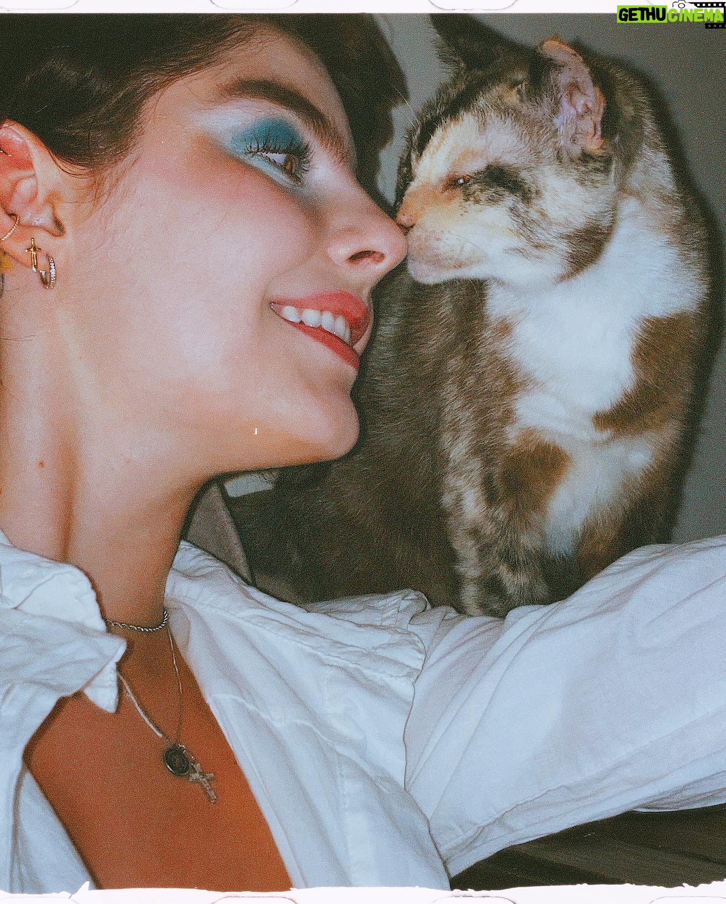 Triz Pariz Instagram - na primeira estamos assombrados e a segunda parece muito foto de mãe