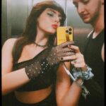 Triz Pariz Instagram - desculpa a falta de foco nas fotos é que todo mundo tava focado na divindade @peggygou_ que estava no palco na nossa frente pertinho de mim meu deus peggy come tô brasilll!!! 🇧🇷