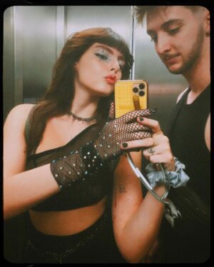 Triz Pariz Instagram - desculpa a falta de foco nas fotos é que todo mundo tava focado na divindade @peggygou_ que estava no palco na nossa frente pertinho de mim meu deus peggy come tô brasilll!!! 🇧🇷