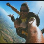 Triz Pariz Instagram - 🔔 veja de trás pra frente! 🔔 fotos da minha terceira vez pulando de paraquedas 🪂 esse dia eu tava triste xoxa molenga capenga esmilinguida e esse rapaz nas fotos comigo aka Pombo percebeu, ele foi muito gentil e humilde, me diverti bastante e fiquei feliz com o cuidado e esforço que ele teve em tentar fazer a experiência ser legal independente de eu querer me jogar do avião sem ele e sem equipamento kkkk meu veredicto: a segunda vez foi a melhor pq eu não tava tão em choque como na primeira nem tão tranquila quanto na terceira, então aproveitei melhor a sensação...