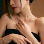 Tsai Jui-hsueh Instagram - 跟我一起到Diamond Towers 新開幕的FRED撞進夏天的海風裡吧🤍 ㄧ色一鑽，一輝一芒 勾勒出絕美的藝術品 FRED是來自法國的現代珠寶品牌 經典設計是以航海纜繩元素融合於珠寶 有別於傳統設計融合了充滿活力的海洋元素 不管是日常搭配或是正式場合都非常百搭 @fredjewelry #FREDParis #fredjewelry
