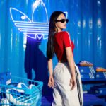 Tsai Jui-hsueh Instagram - 春夏明亮色🌈配上各式不同單品 時尚完成度輕鬆get！ - 今日甜酷穿搭Tips🔴⚪️ 自帶時髦感的短版紅色上衣 配上白色長褲 甜酷風格立馬拉滿 復古感十足的Samba鞋 不只百搭又很舒適👟 2024一定要入手的鞋款之一 📍 三葉草復古玩色街區 降臨信義威秀前廣場 有美式復古街區可以拍照 還有遊戲機闖關 完成指定任務可以玩夾娃娃、拍貼機和手作體驗等📸 並與CAFE!N跨界合作 玩遊戲還有機會可以兌換咖啡、霜淇淋👅 📍信義區威秀廣場✨趕快把握這週末 @originals_tw #新潮復古穿搭 #三葉草復古玩色街區 #adicolor #adidasSamba