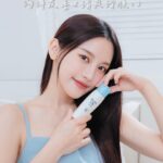 Tsai Jui-hsueh Instagram - 你們知道Kirei是什麼意思嗎？ 一直知道Kirei是美麗、漂亮的意思 後來才知道原來也有美好、潔淨的含義 很開心可以擔任這次活動的Kirei大使 一起永續循環，就是我的Kirei Lifestyle 再小的個體 都可以用點滴之力保護地球、共同創造未來永續的Kirei生活 Kirei大使=我當然也要身體力行、資源創循環 日常使用環保杯與環保吸管 帶出門買咖啡就不用再使用紙杯/吸管 減少使用一次性用品 想像未來也許還有借物便利店 大家都是「借物少年少女」，有效減少廢棄物的產生 永續、正向的循環也可以從選擇產品開始 花王推出許多友善環境的產品 🤍Bioré海洋友善超輕感高防曬乳液 擦上肌膚清爽不黏膩，黏膩悶悶OUT 還採用了友善海洋配方* ¹ 包裝也是回收樹脂製成再生瓶減塑環保* ¹ 🤍Attack 一匙靈 極效洗衣霸 一打開包裝清新香氣撲鼻而來 洗衣前拿出一條丟下去 不用浸泡、搓洗，洗衣機開啟就OK了 真的好方便👍 而且是ESG友善環境的製造與包裝方式* ² 🤍花王低敏無添加系列 使用起來溫和不刺激，清潔力足夠 無矽靈、色素、礦物油 使用起來真的好安心 瓶身使用環保回收樹脂製瓶* ³ 和我一起成為Kirei大使，想像未來，共創Kirei Lifestyle吧！ 在留言處下方留言Tag一位好友 『我想像的未來Kirei永續生活是________』 就有機會抽到『Bioré海洋友善超輕感高防曬乳液x1 Attack 一匙靈 極效洗衣霸7入x1』，共抽出5位幸運兒喔 現在就加入花王Kirei生活LINE官方帳號， 完成投票互動拿3點Kirei點 還有更多玩得/兌得/買得Kirei點活動好康～ #花王Kirei大使 #KaoKireiLifestyle #Kirei未來一起想像 #花王Kirei美好永續生活 *1海洋友善配方- 本產品無添加塑膠微粒、色素等成分，考慮到對海洋其他潛在危害 *符合美屬維京群島法規所設計。 *1 兼具防曬和環境永續，採用回收樹脂製成再生塑料瓶、FSC 森林認證紙材，減塑包裝守護地球！ *2 成品體積較小，減少運送產生CO2；包裝方式使用袋裝，減少塑膠包材 *3 環保包裝-環保回收樹脂製瓶：此產品瓶子使用100％回收料製瓶，包含壓頭標籤等配件整體容器塑膠使用回收料占比為67％
