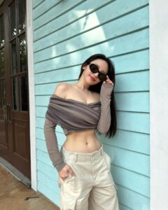 Tsai Jui-hsueh Instagram - 假裝在國外，笑傲飛鷹變成巴黎鐵塔ʕ •ᴥ•ʔ
