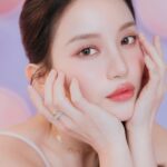 Tsai Jui-hsueh Instagram - 把溫柔浪漫都藏在生活裡 今天帶來仙氣滿滿的法式夢幻濾鏡妝✨ 細緻的光暈猶如臉上的一抹流星 嬌蘭全新幻彩流星蜜粉球上市囉 保留了經典的花香調 添加了木質調檀香、麝香與香草 金屬質感的瑪瑙粉盒設計宛如珠寶藝術 還有超軟萌的粉色刷金色的手柄與粉球彩殼的流星圖案 定妝、柔焦、修飾與打亮一次到位 效果長達8小時，持續鎖光12小時 超越一般蜜粉定義 幻彩流星蜜粉球有三種用法 使用粉刷可以打全臉高光 粉撲局部控油定妝 還可以挑出一顆亮色系蜜粉球局部打亮 眉骨、唇峰甚至是臥蠶妝都可以 有4種色號可以挑選 01珍珠白 適合冷白皮膚色調使用 02冷白皙 白膚色女生使用 我自己是使用這色號 03溫柔沙 中性、健康膚色女孩 今天的妝容是搭配24K 純金光透精華粉底 嬌蘭 高訂深邃四色眼影盤 458 嬌蘭 KISSKISS法式之吻 波光蜜漾護唇膏458 嬌蘭KISSKISS法式之吻波光蜜漾護唇油 打造出仙氣滿滿精緻的法式女孩妝容～ #嬌蘭幻彩流星蜜粉球 #MÉTÉORITESPEARLSPOWDER #GUERLAIN