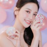 Tsai Jui-hsueh Instagram - 把溫柔浪漫都藏在生活裡 今天帶來仙氣滿滿的法式夢幻濾鏡妝✨ 細緻的光暈猶如臉上的一抹流星 嬌蘭全新幻彩流星蜜粉球上市囉 保留了經典的花香調 添加了木質調檀香、麝香與香草 金屬質感的瑪瑙粉盒設計宛如珠寶藝術 還有超軟萌的粉色刷金色的手柄與粉球彩殼的流星圖案 定妝、柔焦、修飾與打亮一次到位 效果長達8小時，持續鎖光12小時 超越一般蜜粉定義 幻彩流星蜜粉球有三種用法 使用粉刷可以打全臉高光 粉撲局部控油定妝 還可以挑出一顆亮色系蜜粉球局部打亮 眉骨、唇峰甚至是臥蠶妝都可以 有4種色號可以挑選 01珍珠白 適合冷白皮膚色調使用 02冷白皙 白膚色女生使用 我自己是使用這色號 03溫柔沙 中性、健康膚色女孩 今天的妝容是搭配24K 純金光透精華粉底 嬌蘭 高訂深邃四色眼影盤 458 嬌蘭 KISSKISS法式之吻 波光蜜漾護唇膏458 嬌蘭KISSKISS法式之吻波光蜜漾護唇油 打造出仙氣滿滿精緻的法式女孩妝容～ #嬌蘭幻彩流星蜜粉球 #MÉTÉORITESPEARLSPOWDER #GUERLAIN
