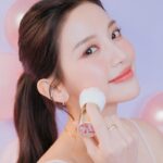 Tsai Jui-hsueh Instagram - 把溫柔浪漫都藏在生活裡 今天帶來仙氣滿滿的法式夢幻濾鏡妝✨ 細緻的光暈猶如臉上的一抹流星 嬌蘭全新幻彩流星蜜粉球上市囉 保留了經典的花香調 添加了木質調檀香、麝香與香草 金屬質感的瑪瑙粉盒設計宛如珠寶藝術 還有超軟萌的粉色刷金色的手柄與粉球彩殼的流星圖案 定妝、柔焦、修飾與打亮一次到位 效果長達8小時，持續鎖光12小時 超越一般蜜粉定義 幻彩流星蜜粉球有三種用法 使用粉刷可以打全臉高光 粉撲局部控油定妝 還可以挑出一顆亮色系蜜粉球局部打亮 眉骨、唇峰甚至是臥蠶妝都可以 有4種色號可以挑選 01珍珠白 適合冷白皮膚色調使用 02冷白皙 白膚色女生使用 我自己是使用這色號 03溫柔沙 中性、健康膚色女孩 今天的妝容是搭配24K 純金光透精華粉底 嬌蘭 高訂深邃四色眼影盤 458 嬌蘭 KISSKISS法式之吻 波光蜜漾護唇膏458 嬌蘭KISSKISS法式之吻波光蜜漾護唇油 打造出仙氣滿滿精緻的法式女孩妝容～ #嬌蘭幻彩流星蜜粉球 #MÉTÉORITESPEARLSPOWDER #GUERLAIN