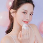 Tsai Jui-hsueh Instagram - 把溫柔浪漫都藏在生活裡 今天帶來仙氣滿滿的法式夢幻濾鏡妝✨ 細緻的光暈猶如臉上的一抹流星 嬌蘭全新幻彩流星蜜粉球上市囉 保留了經典的花香調 添加了木質調檀香、麝香與香草 金屬質感的瑪瑙粉盒設計宛如珠寶藝術 還有超軟萌的粉色刷金色的手柄與粉球彩殼的流星圖案 定妝、柔焦、修飾與打亮一次到位 效果長達8小時，持續鎖光12小時 超越一般蜜粉定義 幻彩流星蜜粉球有三種用法 使用粉刷可以打全臉高光 粉撲局部控油定妝 還可以挑出一顆亮色系蜜粉球局部打亮 眉骨、唇峰甚至是臥蠶妝都可以 有4種色號可以挑選 01珍珠白 適合冷白皮膚色調使用 02冷白皙 白膚色女生使用 我自己是使用這色號 03溫柔沙 中性、健康膚色女孩 今天的妝容是搭配24K 純金光透精華粉底 嬌蘭 高訂深邃四色眼影盤 458 嬌蘭 KISSKISS法式之吻 波光蜜漾護唇膏458 嬌蘭KISSKISS法式之吻波光蜜漾護唇油 打造出仙氣滿滿精緻的法式女孩妝容～ #嬌蘭幻彩流星蜜粉球 #MÉTÉORITESPEARLSPOWDER #GUERLAIN