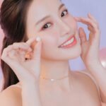 Tsai Jui-hsueh Instagram - 把溫柔浪漫都藏在生活裡 今天帶來仙氣滿滿的法式夢幻濾鏡妝✨ 細緻的光暈猶如臉上的一抹流星 嬌蘭全新幻彩流星蜜粉球上市囉 保留了經典的花香調 添加了木質調檀香、麝香與香草 金屬質感的瑪瑙粉盒設計宛如珠寶藝術 還有超軟萌的粉色刷金色的手柄與粉球彩殼的流星圖案 定妝、柔焦、修飾與打亮一次到位 效果長達8小時，持續鎖光12小時 超越一般蜜粉定義 幻彩流星蜜粉球有三種用法 使用粉刷可以打全臉高光 粉撲局部控油定妝 還可以挑出一顆亮色系蜜粉球局部打亮 眉骨、唇峰甚至是臥蠶妝都可以 有4種色號可以挑選 01珍珠白 適合冷白皮膚色調使用 02冷白皙 白膚色女生使用 我自己是使用這色號 03溫柔沙 中性、健康膚色女孩 今天的妝容是搭配24K 純金光透精華粉底 嬌蘭 高訂深邃四色眼影盤 458 嬌蘭 KISSKISS法式之吻 波光蜜漾護唇膏458 嬌蘭KISSKISS法式之吻波光蜜漾護唇油 打造出仙氣滿滿精緻的法式女孩妝容～ #嬌蘭幻彩流星蜜粉球 #MÉTÉORITESPEARLSPOWDER #GUERLAIN