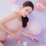 Tsai Jui-hsueh Instagram - 把溫柔浪漫都藏在生活裡 今天帶來仙氣滿滿的法式夢幻濾鏡妝✨ 細緻的光暈猶如臉上的一抹流星 嬌蘭全新幻彩流星蜜粉球上市囉 保留了經典的花香調 添加了木質調檀香、麝香與香草 金屬質感的瑪瑙粉盒設計宛如珠寶藝術 還有超軟萌的粉色刷金色的手柄與粉球彩殼的流星圖案 定妝、柔焦、修飾與打亮一次到位 效果長達8小時，持續鎖光12小時 超越一般蜜粉定義 幻彩流星蜜粉球有三種用法 使用粉刷可以打全臉高光 粉撲局部控油定妝 還可以挑出一顆亮色系蜜粉球局部打亮 眉骨、唇峰甚至是臥蠶妝都可以 有4種色號可以挑選 01珍珠白 適合冷白皮膚色調使用 02冷白皙 白膚色女生使用 我自己是使用這色號 03溫柔沙 中性、健康膚色女孩 今天的妝容是搭配24K 純金光透精華粉底 嬌蘭 高訂深邃四色眼影盤 458 嬌蘭 KISSKISS法式之吻 波光蜜漾護唇膏458 嬌蘭KISSKISS法式之吻波光蜜漾護唇油 打造出仙氣滿滿精緻的法式女孩妝容～ #嬌蘭幻彩流星蜜粉球 #MÉTÉORITESPEARLSPOWDER #GUERLAIN