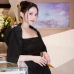 Tsai Jui-hsueh Instagram - 別看別人發光就是覺得自己黯淡無光 記住你是最閃耀的 一轉一動 流溢粼粼光芒 浩瀚蒼茫中的華麗星輝 今天來到JOY COLORi南西館體驗 有非常專業的鑽石顧問貼心的解說與體驗 JOY COLORi未來鑽石所用的 國際鑽石認證書為GIA.IGI.GCAL 完美的車工比利時數學家 Marcel Tolkowsky的鑽石完美切割比例 讓鑽石綻放出七彩光芒 品牌著重共創永續未來、鑽石之美 與地球永續共存的 精神真的讓人欽佩！ 這次佩戴的珠寶中很喜歡 遊走巴塞隆納系列中的玫瑰綻放戒指 輕轉手手上的戒指清晰透亮 每個角度、瞬間都閃耀出獨特的光采 還有很美的喜平鍊 是由黃金 / 鉑金所製成的鍊條項鍊 簡約時尚感不管是正式穿搭 或休閒穿搭都非常搭配 對了我在JOY COLORi南西店有留小驚喜給你們呦 (數量有限)快去逛逛吧！ #joycolori #diamondfoundry #未來鑽石