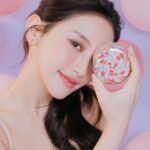 Tsai Jui-hsueh Instagram - 把溫柔浪漫都藏在生活裡 今天帶來仙氣滿滿的法式夢幻濾鏡妝✨ 細緻的光暈猶如臉上的一抹流星 嬌蘭全新幻彩流星蜜粉球上市囉 保留了經典的花香調 添加了木質調檀香、麝香與香草 金屬質感的瑪瑙粉盒設計宛如珠寶藝術 還有超軟萌的粉色刷金色的手柄與粉球彩殼的流星圖案 定妝、柔焦、修飾與打亮一次到位 效果長達8小時，持續鎖光12小時 超越一般蜜粉定義 幻彩流星蜜粉球有三種用法 使用粉刷可以打全臉高光 粉撲局部控油定妝 還可以挑出一顆亮色系蜜粉球局部打亮 眉骨、唇峰甚至是臥蠶妝都可以 有4種色號可以挑選 01珍珠白 適合冷白皮膚色調使用 02冷白皙 白膚色女生使用 我自己是使用這色號 03溫柔沙 中性、健康膚色女孩 今天的妝容是搭配24K 純金光透精華粉底 嬌蘭 高訂深邃四色眼影盤 458 嬌蘭 KISSKISS法式之吻 波光蜜漾護唇膏458 嬌蘭KISSKISS法式之吻波光蜜漾護唇油 打造出仙氣滿滿精緻的法式女孩妝容～ #嬌蘭幻彩流星蜜粉球 #MÉTÉORITESPEARLSPOWDER #GUERLAIN