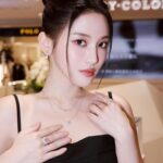 Tsai Jui-hsueh Instagram - 別看別人發光就是覺得自己黯淡無光 記住你是最閃耀的 一轉一動 流溢粼粼光芒 浩瀚蒼茫中的華麗星輝 今天來到JOY COLORi南西館體驗 有非常專業的鑽石顧問貼心的解說與體驗 JOY COLORi未來鑽石所用的 國際鑽石認證書為GIA.IGI.GCAL 完美的車工比利時數學家 Marcel Tolkowsky的鑽石完美切割比例 讓鑽石綻放出七彩光芒 品牌著重共創永續未來、鑽石之美 與地球永續共存的 精神真的讓人欽佩！ 這次佩戴的珠寶中很喜歡 遊走巴塞隆納系列中的玫瑰綻放戒指 輕轉手手上的戒指清晰透亮 每個角度、瞬間都閃耀出獨特的光采 還有很美的喜平鍊 是由黃金 / 鉑金所製成的鍊條項鍊 簡約時尚感不管是正式穿搭 或休閒穿搭都非常搭配 對了我在JOY COLORi南西店有留小驚喜給你們呦 (數量有限)快去逛逛吧！ #joycolori #diamondfoundry #未來鑽石