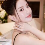 Tsai Jui-hsueh Instagram - 別看別人發光就是覺得自己黯淡無光 記住你是最閃耀的 一轉一動 流溢粼粼光芒 浩瀚蒼茫中的華麗星輝 今天來到JOY COLORi南西館體驗 有非常專業的鑽石顧問貼心的解說與體驗 JOY COLORi未來鑽石所用的 國際鑽石認證書為GIA.IGI.GCAL 完美的車工比利時數學家 Marcel Tolkowsky的鑽石完美切割比例 讓鑽石綻放出七彩光芒 品牌著重共創永續未來、鑽石之美 與地球永續共存的 精神真的讓人欽佩！ 這次佩戴的珠寶中很喜歡 遊走巴塞隆納系列中的玫瑰綻放戒指 輕轉手手上的戒指清晰透亮 每個角度、瞬間都閃耀出獨特的光采 還有很美的喜平鍊 是由黃金 / 鉑金所製成的鍊條項鍊 簡約時尚感不管是正式穿搭 或休閒穿搭都非常搭配 對了我在JOY COLORi南西店有留小驚喜給你們呦 (數量有限)快去逛逛吧！ #joycolori #diamondfoundry #未來鑽石