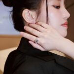 Tsai Jui-hsueh Instagram - 別看別人發光就是覺得自己黯淡無光 記住你是最閃耀的 一轉一動 流溢粼粼光芒 浩瀚蒼茫中的華麗星輝 今天來到JOY COLORi南西館體驗 有非常專業的鑽石顧問貼心的解說與體驗 JOY COLORi未來鑽石所用的 國際鑽石認證書為GIA.IGI.GCAL 完美的車工比利時數學家 Marcel Tolkowsky的鑽石完美切割比例 讓鑽石綻放出七彩光芒 品牌著重共創永續未來、鑽石之美 與地球永續共存的 精神真的讓人欽佩！ 這次佩戴的珠寶中很喜歡 遊走巴塞隆納系列中的玫瑰綻放戒指 輕轉手手上的戒指清晰透亮 每個角度、瞬間都閃耀出獨特的光采 還有很美的喜平鍊 是由黃金 / 鉑金所製成的鍊條項鍊 簡約時尚感不管是正式穿搭 或休閒穿搭都非常搭配 對了我在JOY COLORi南西店有留小驚喜給你們呦 (數量有限)快去逛逛吧！ #joycolori #diamondfoundry #未來鑽石