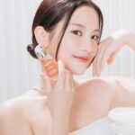 Tsai Jui-hsueh Instagram - 一直覺得「自己」是個重要的存在 接受與喜歡自己發生的每一個起伏 在意自己的感受及內外狀態，盡情寵愛自己 如果你願意，做什麼都可以！ 而肌膚狀態也是我很重視的細節 奢寵自己的第一步從儀式感護膚開始✨ 朵法療癒小粉紅真的是必囤的穩膚精華 質地清爽保濕 內含6大植萃萃取 修護乾燥敏感及泛紅更緊緻撫紋， 肌膚保濕Q彈先把肌膚打好健康的「肌」礎 讓後續保養可以高效吸收，抗老功效更加倍！ 我喜歡壓三下小粉紅於掌心， 手沾取輕按於臉部把它當作穩定肌底健康的前導精華 剩餘部分的可於掌心加熱輕聞 療癒的天然植萃香氛真的好舒服療癒～ 接著還有萬用的小金球精露 有3700顆濃萃小金球封存著頂級珍稀植萃油 從肌膚屏障至肌底層層修護強韌、緊緻撫紋 很愛它質地保濕不油膩， 比精油更清爽、比精華更滋潤 肌膚會散發細緻的自然光澤，更飽滿透亮🤍   母親節活動朵法特別推出超甜明星優惠組合 想奢寵自己和媽咪真的很值得收 改變肌膚壯態就趁現在！ 全效舒緩精華30ml*2 $2,750 價值$ 5,500   金緻再生奢光露30ml 5ml 金緻再生24K精露4ml $3,700  價值$ 5,250 @darphintw #朵法小金球 #金緻再生奢光露 #療癒小粉紅 #朵法母親節 #DARPHINTW #朵法