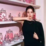 Tsai Jui-hsueh Instagram - 喜歡就不要躲藏 把喜歡塗在雙唇👄 YSL情挑誘光水唇膏全新升級 今年外包裝變成了淡粉銀管～ 性感卻不張揚的純慾感 讓獵物悄悄的掉入了陷阱當中還不自知 絕美的銀管身閃耀著波光粼粼的光澤 新版水唇膏現在叫做 YSL LOVESHINE情挑誘光水唇膏 加入了無花果籽精粹 抹上散發療癒的淡淡果香 雙唇立即保濕呈現超美的水感光澤真的太美了～   來推推幾個熱門色號～ #122撩撥熱吻 高冷的棗泥紅帶著奢華氛圍 一抹自成冷調情挑美女 我最喜歡、也是我活動擦的顏色喔💓 #154纏綿薔薇 誘惑的莓果磚紅色，時尚御姐必備款 #80使壞辣椒 熔岩般的熱辣，顯白誘惑王者！ #205純慾赤裸 透亮的粉嫩玫瑰花瓣甜暈，氛圍感滿滿 #206眷戀酒紅 紅棕裸色調的完美調和，性感的高級色   官網今天開賣摟🙌🏻 現在只要購買兩隻唇膏（含1個情挑誘光水唇膏新品） 即獲得奢華緞面釉惑1971精巧版✨  快去看看吧！   #yslbeautytw #YSLLOVESHINE #情挑誘光水唇膏 #情挑唇慾誘光使壞