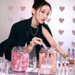 Tsai Jui-hsueh Instagram - 喜歡就不要躲藏 把喜歡塗在雙唇👄 YSL情挑誘光水唇膏全新升級 今年外包裝變成了淡粉銀管～ 性感卻不張揚的純慾感 讓獵物悄悄的掉入了陷阱當中還不自知 絕美的銀管身閃耀著波光粼粼的光澤 新版水唇膏現在叫做 YSL LOVESHINE情挑誘光水唇膏 加入了無花果籽精粹 抹上散發療癒的淡淡果香 雙唇立即保濕呈現超美的水感光澤真的太美了～   來推推幾個熱門色號～ #122撩撥熱吻 高冷的棗泥紅帶著奢華氛圍 一抹自成冷調情挑美女 我最喜歡、也是我活動擦的顏色喔💓 #154纏綿薔薇 誘惑的莓果磚紅色，時尚御姐必備款 #80使壞辣椒 熔岩般的熱辣，顯白誘惑王者！ #205純慾赤裸 透亮的粉嫩玫瑰花瓣甜暈，氛圍感滿滿 #206眷戀酒紅 紅棕裸色調的完美調和，性感的高級色   官網今天開賣摟🙌🏻 現在只要購買兩隻唇膏（含1個情挑誘光水唇膏新品） 即獲得奢華緞面釉惑1971精巧版✨  快去看看吧！   #yslbeautytw #YSLLOVESHINE #情挑誘光水唇膏 #情挑唇慾誘光使壞