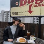 Tsai Jui-hsueh Instagram - 吃到人生最好吃的藍莓乳酪貝果🥯ʕ •ᴥ•ʔ 裡面有好多隻小熊🐻 很溫馨的咖啡廳💓 📍 漢南洞 cafe @_bbb.official 🩶 洋裝外套 @allsaintstaiwan
