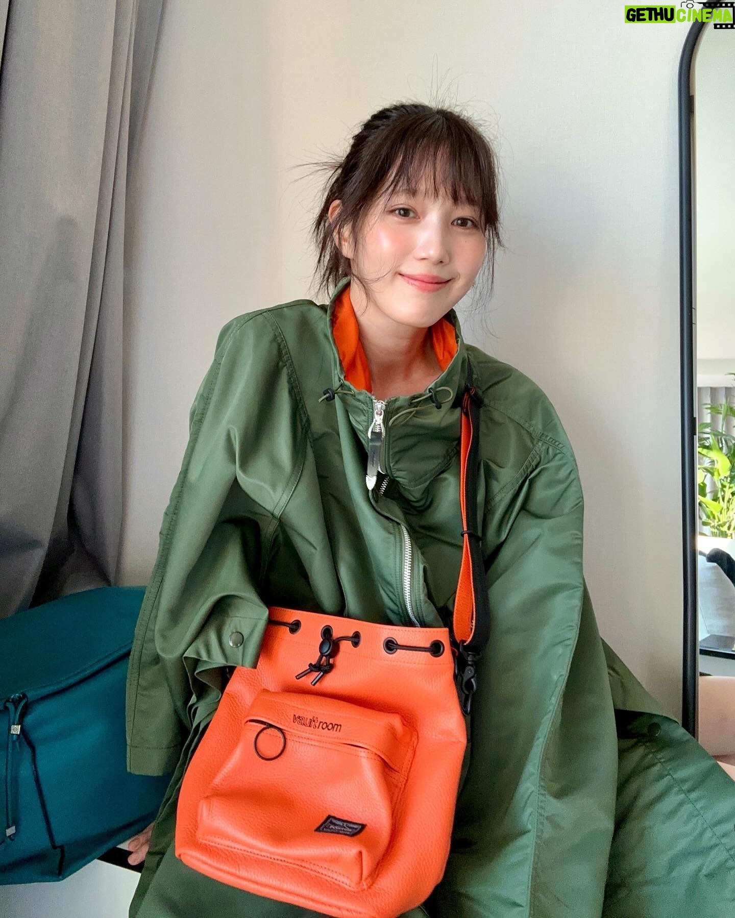 Tsubasa Honda Instagram - 👜 どうも年末なようで😮💨 私ハンガーを買い、棚の中の収納を買い、 あとは整理するだけの状態が何日か続いているので 年内にできたらと思っています☺️!!! 写真は最近買ったtogaのポンチョと ギフトで頂いたボルトルームのポーターコラボのバッグです!!! 今1番の悩みはカバンの収納方法です。 #大掃除するにはまだ早い #thankyouforgift @vault_room